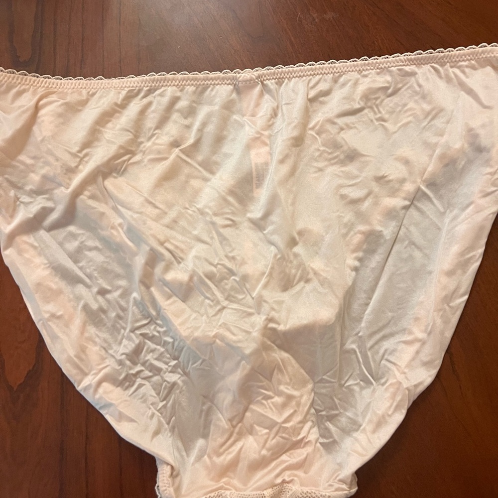Victoria’s Secret Elegant Lace Women's Panties in Cream - Picture 2 of 3